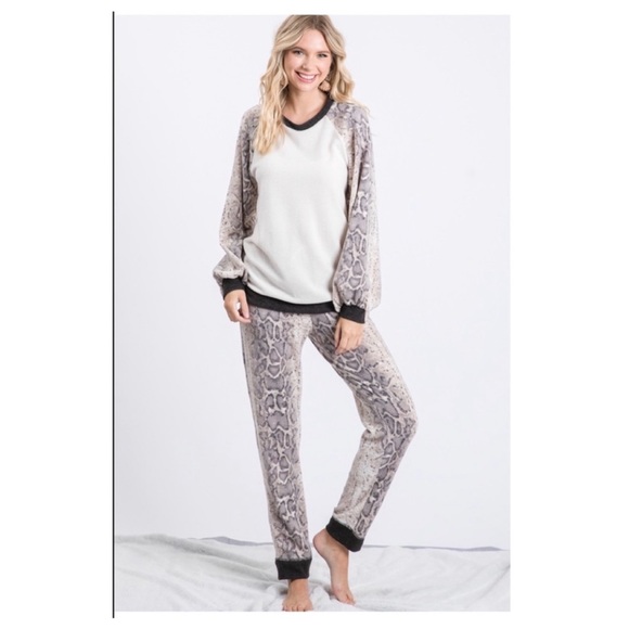 ANIMAL PRINTED LOUNGEWEAR SET NWT - Picture 2 of 11